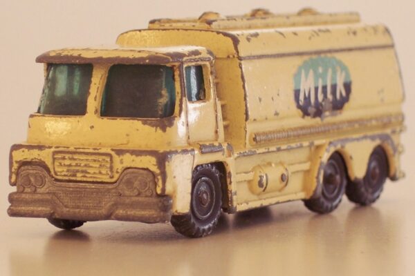 Corgi Juniors 17b Guy Warrior Tanker Milk